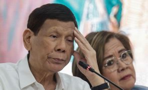 Advogados do ex-presidente filipino pedem regresso de Duterte de Haia