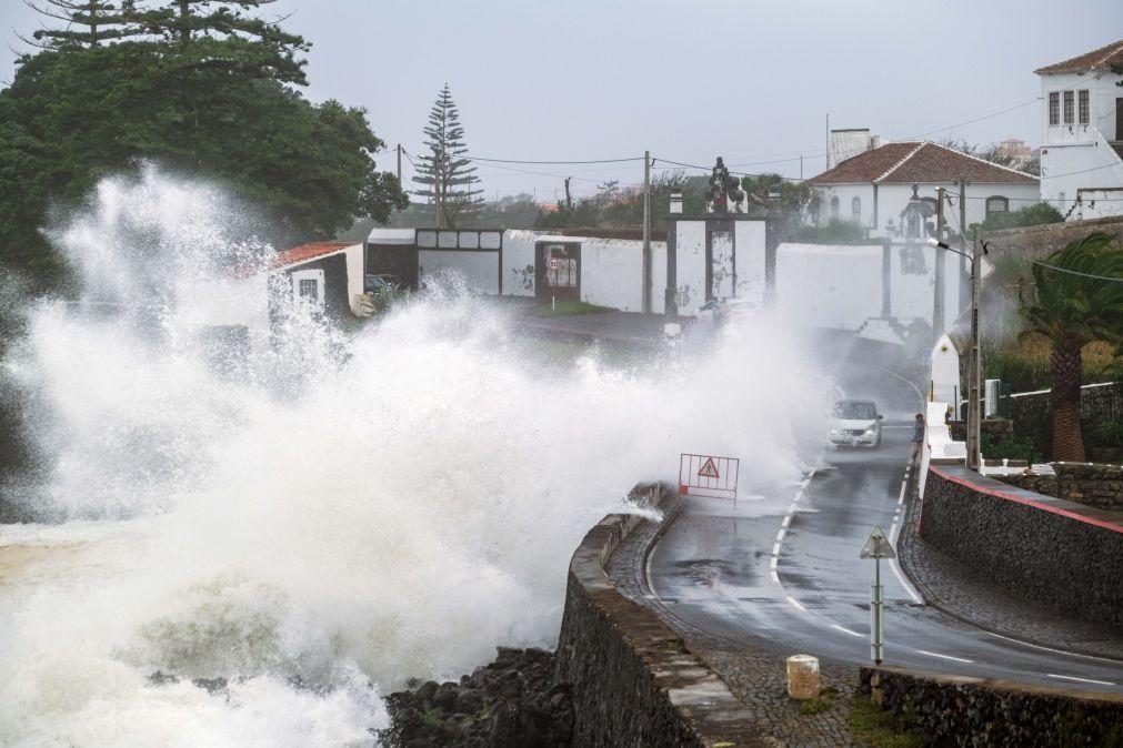 Autoridades alertam para agitação marítima com ondas de 14 metros nos Açores