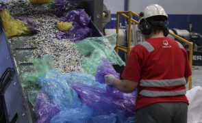 Reciclagem explicada numa fábrica onde entram resíduos e sai matéria-prima