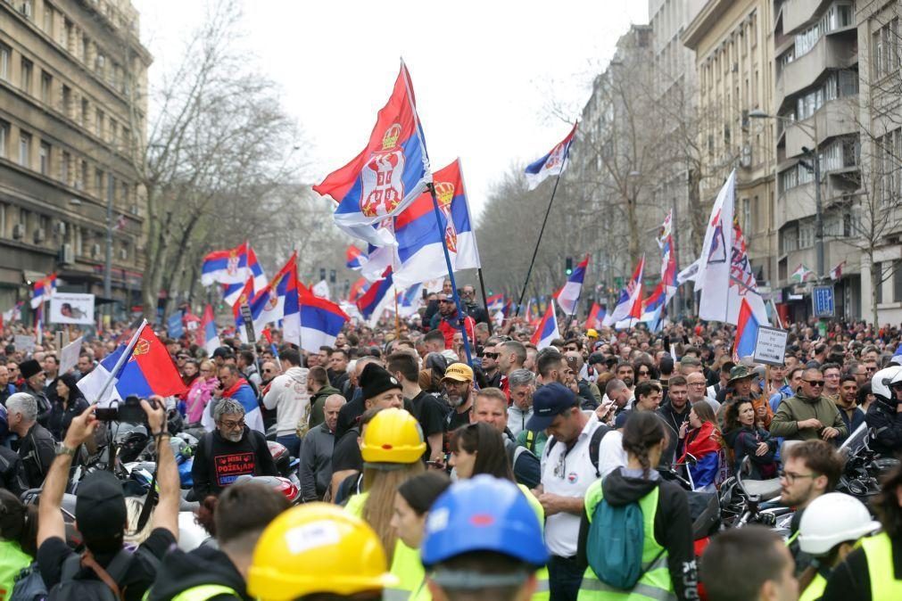 Milhares de sérvios convergem para Belgrado para manifestação sob alta tensão