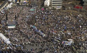 Milhares manifestam-se em Seul pró e contra o presidente destituído da Coreia do Sul