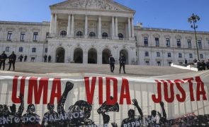 Meia centena protesta em Lisboa contra demolições de habitações precárias