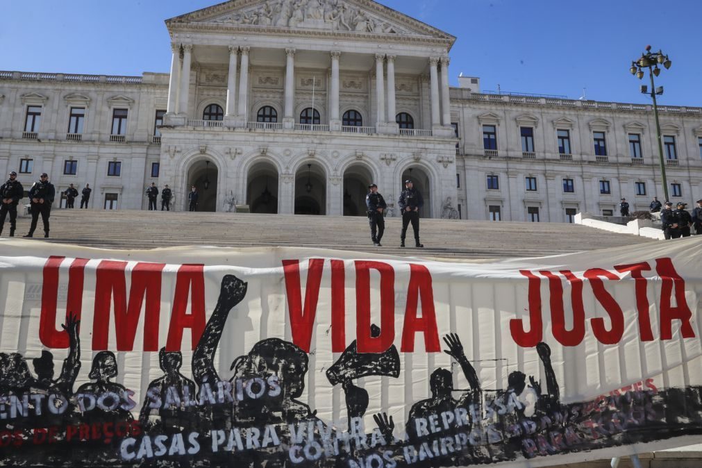 Meia centena protesta em Lisboa contra demolições de habitações precárias