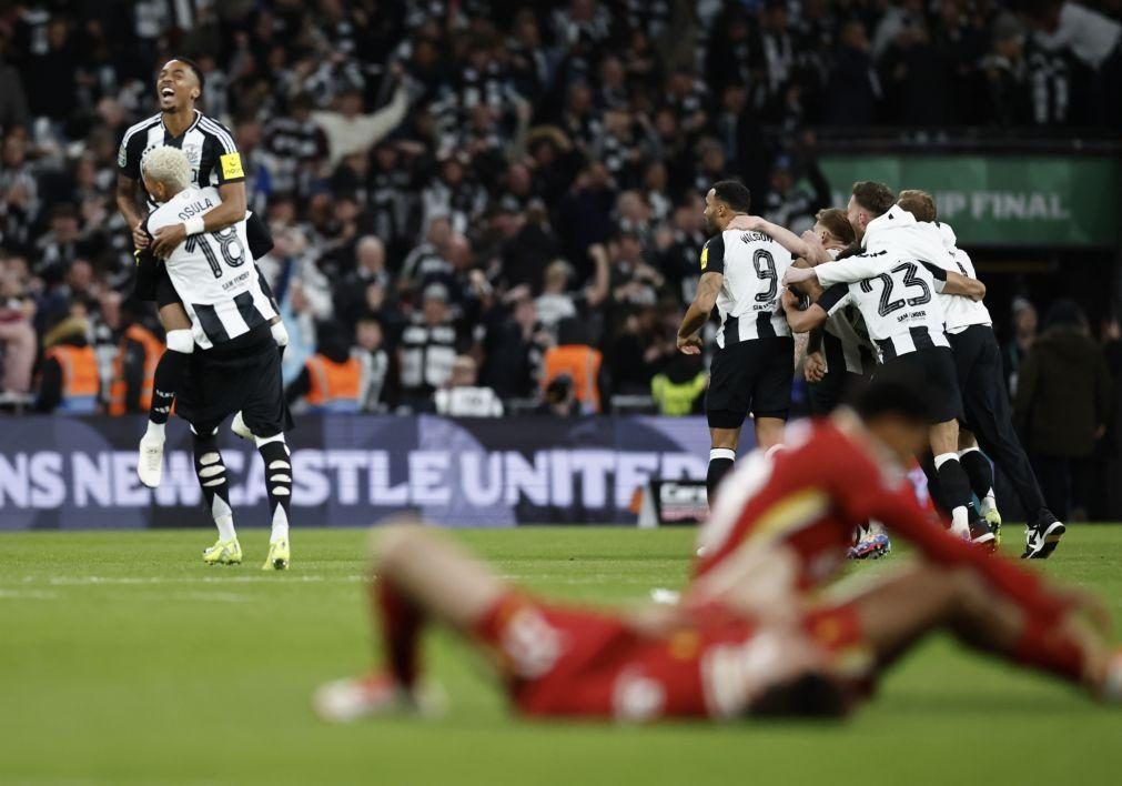 Newcastle vence Taça da Liga, o primeiro grande título inglês em 70 anos