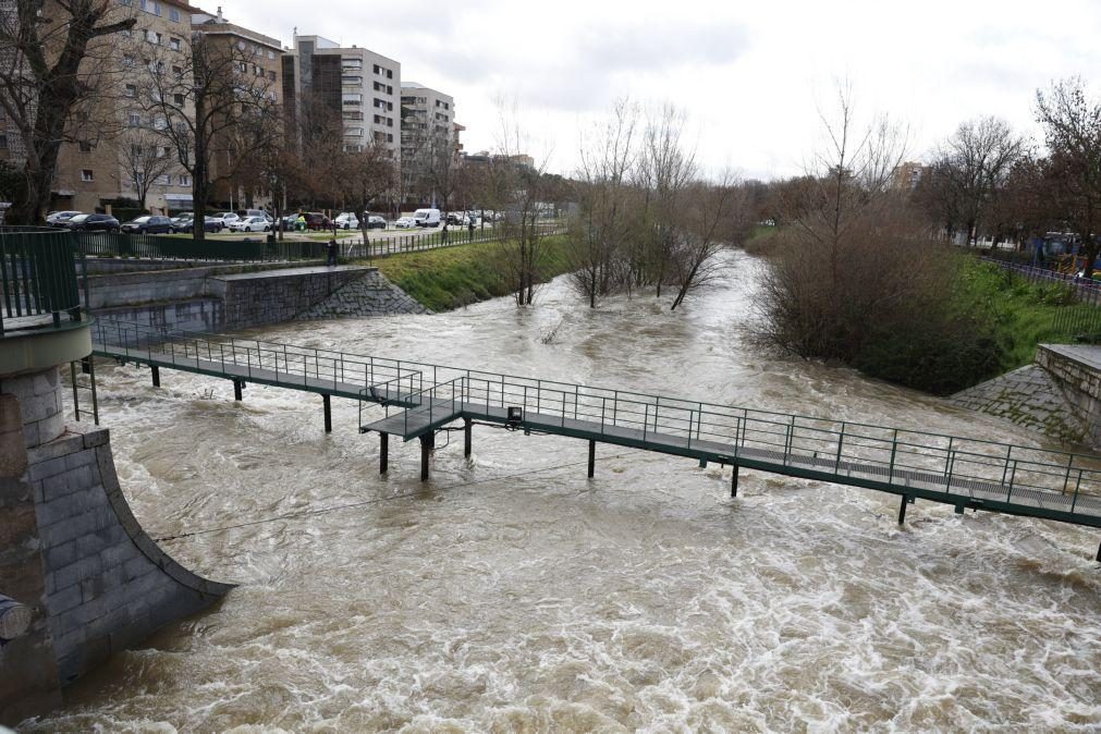 Recorde de chuva em Madrid, que fecha parques e universidades