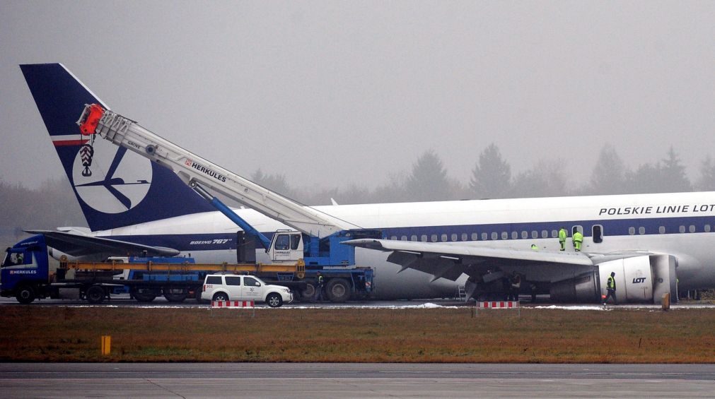 Avião sem rodas aterra de emergência em aeroporto na Polónia