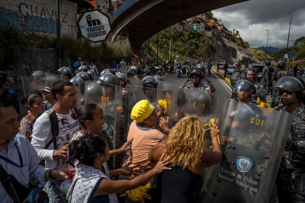 Venezuela: Quatro mortos, 15 feridos e dezenas de detidos em pilhagens e protestos