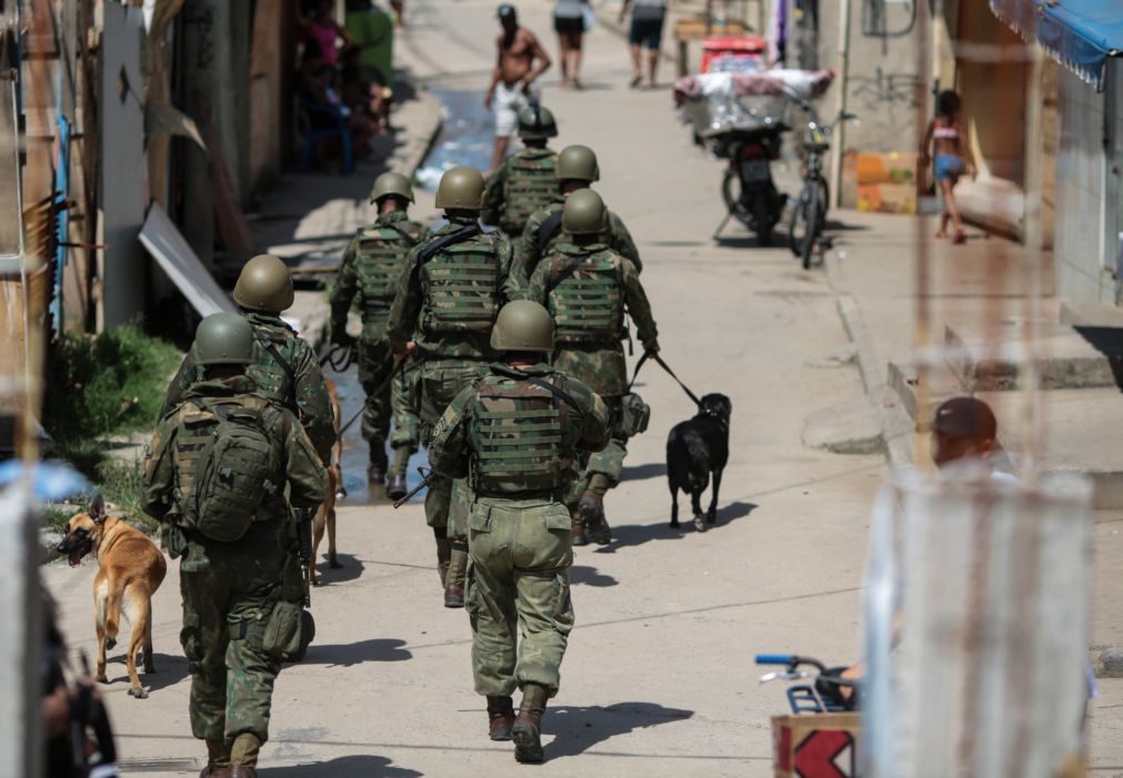 Polícia Brasileira Realiza Operação Contra O Tráfico De Droga Em Favela Do Rio De Janeiro Impala