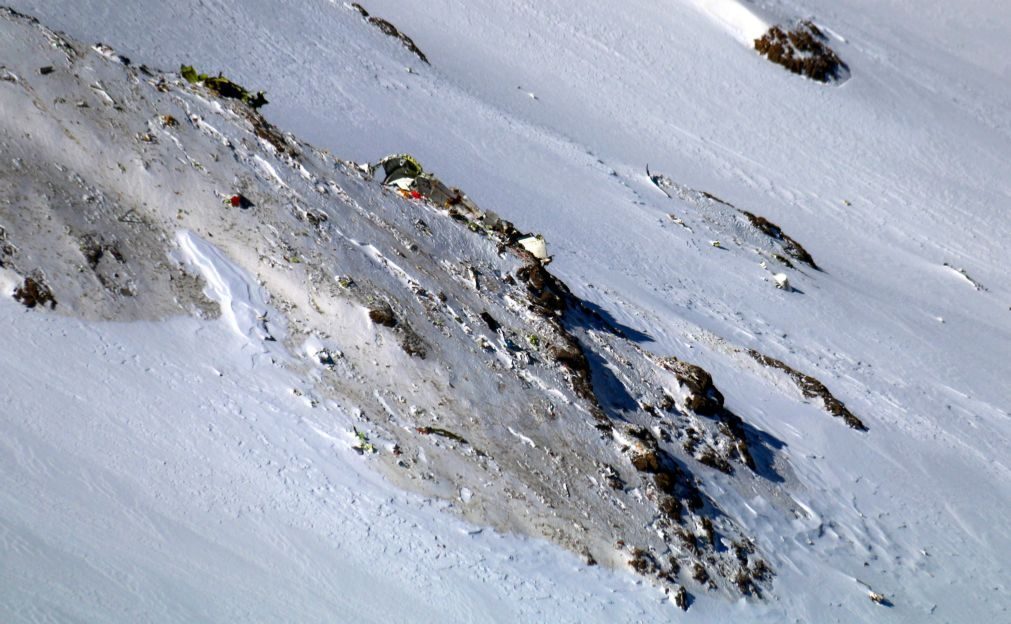 Neve e vento atrasam remoção dos corpos das vítimas de acidente aéreo no Irão