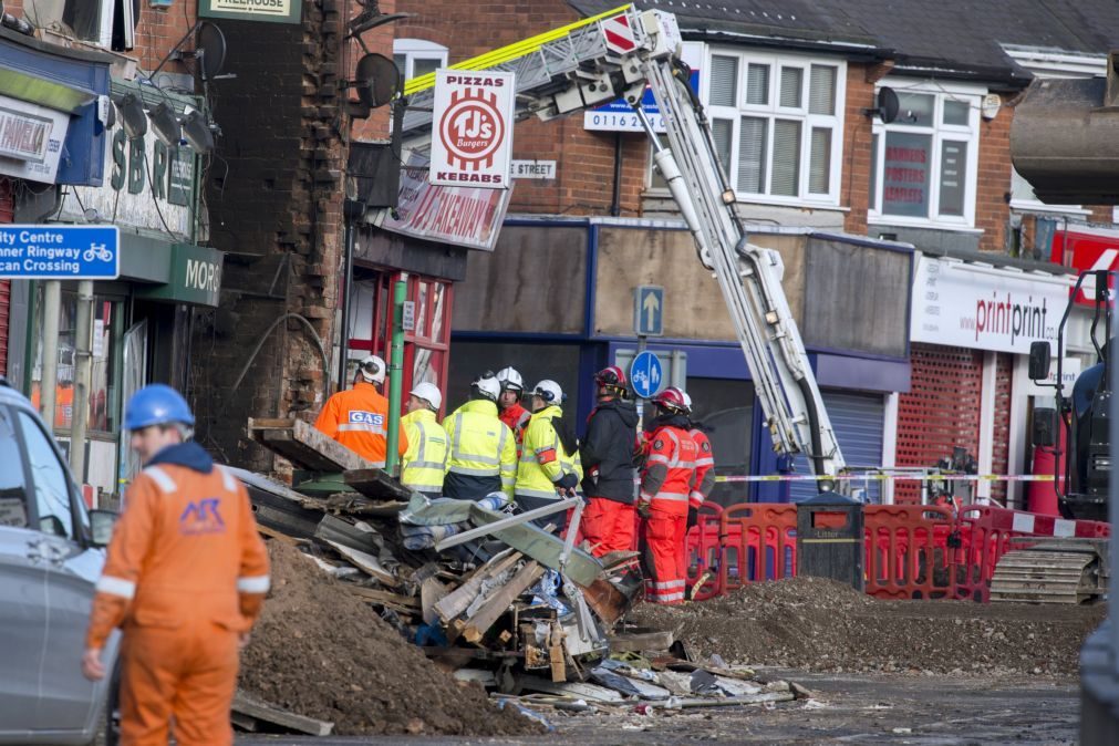 Polícia britânica detém três suspeitos de explosão de domingo em Leicester