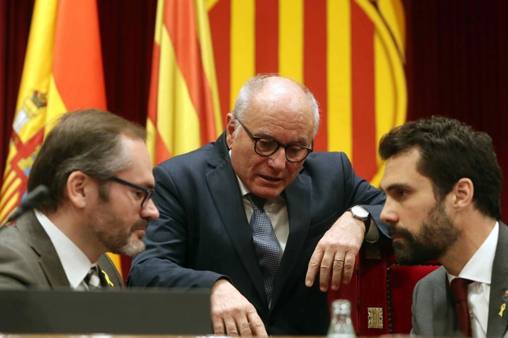 Parlamento da Catalunha crítica Madrid e defende «legitimidade» de Puigdemont