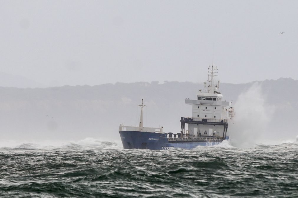 Rebocador de grandes dimensões a caminho de Lisboa para tentar desencalhar navio do Rio Tejo