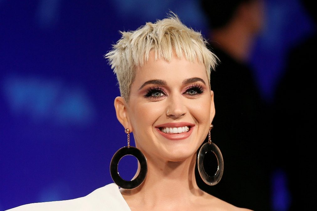 Freira processada por Katy Perry morre em tribunal