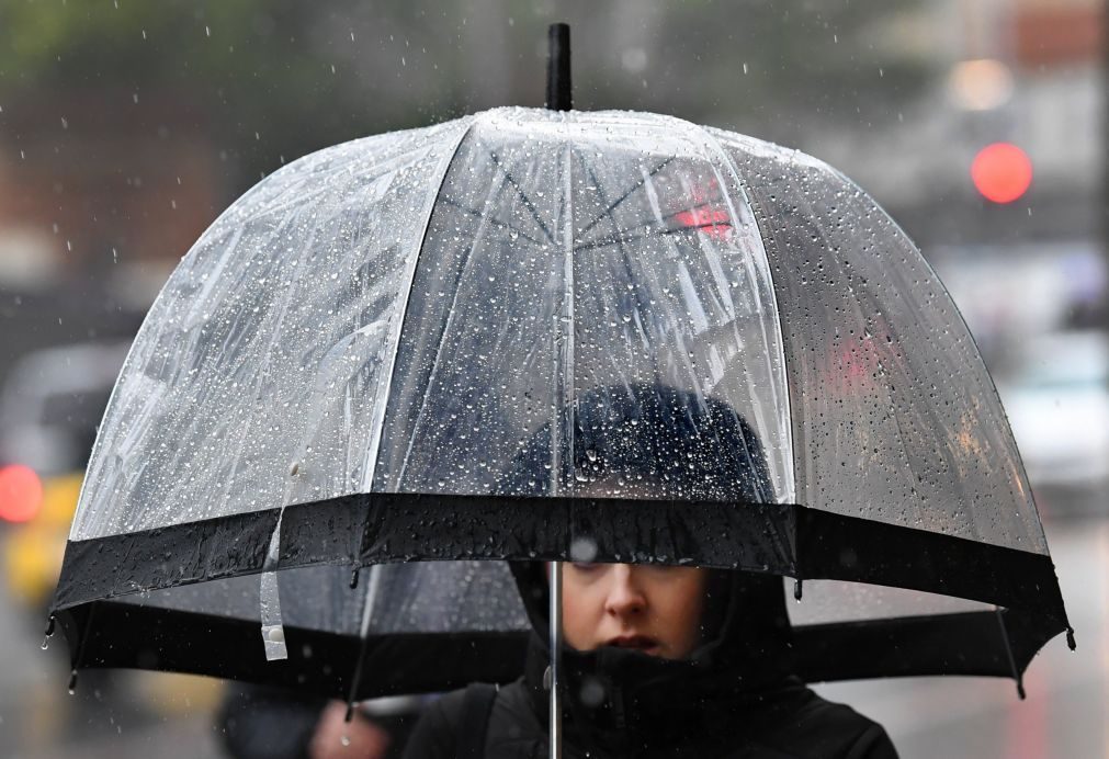 Meteorologia aponta para domingo nublado e com chuva intensa