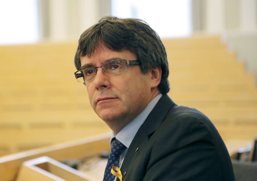 Parlamento catalão defende direito de Puigdemont a ser investido presidente