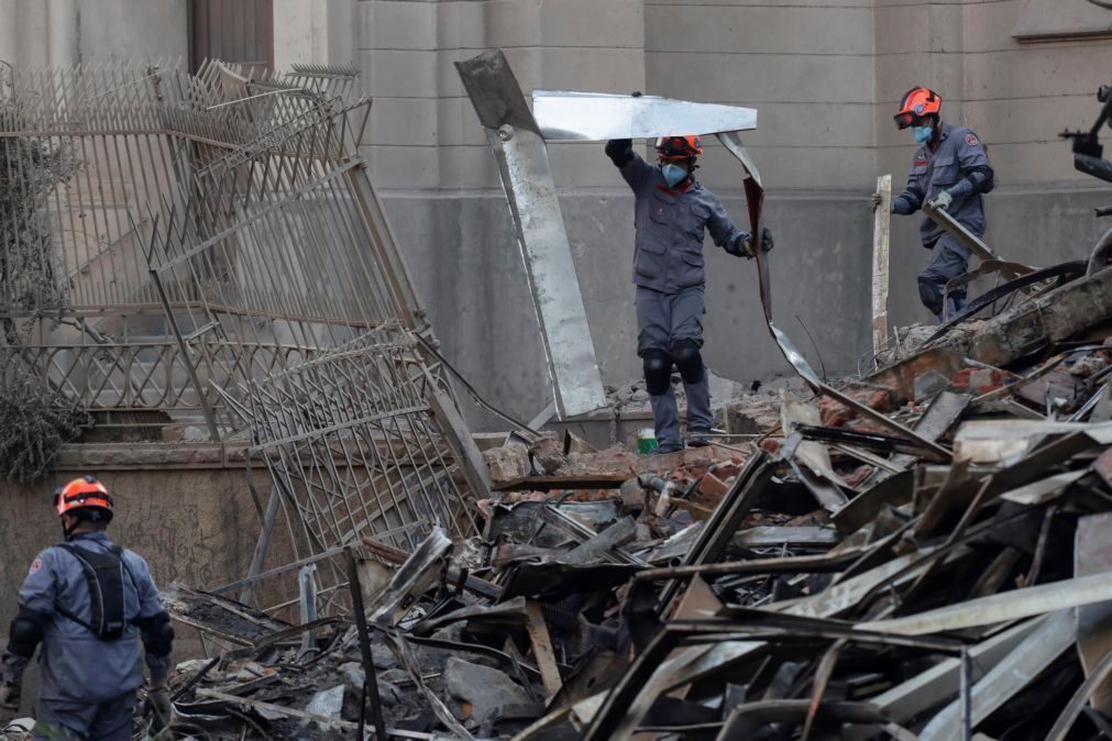 Bombeiros encontram primeiro corpo soterrado em desabamento de prédio