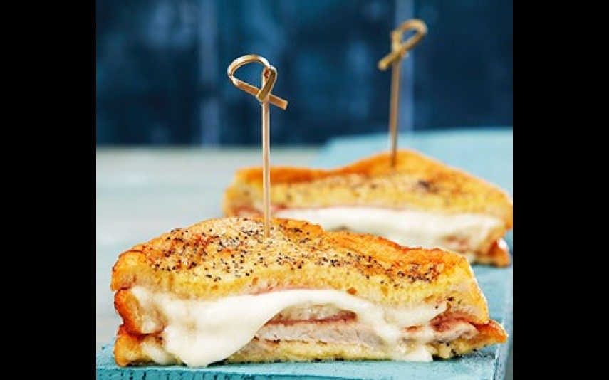 Tostas de peru com sementes de chia. Lanche pronto em 15 minutos!