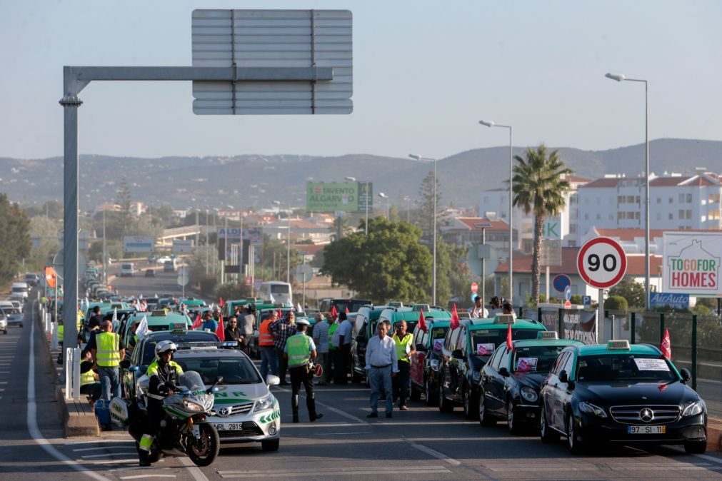 Greve dos taxistas: 1300 protestam em Lisboa, Porto e Faro