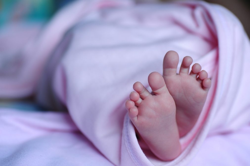 Alerta | Bebé morre ao colocar carregador de telemóvel na boca