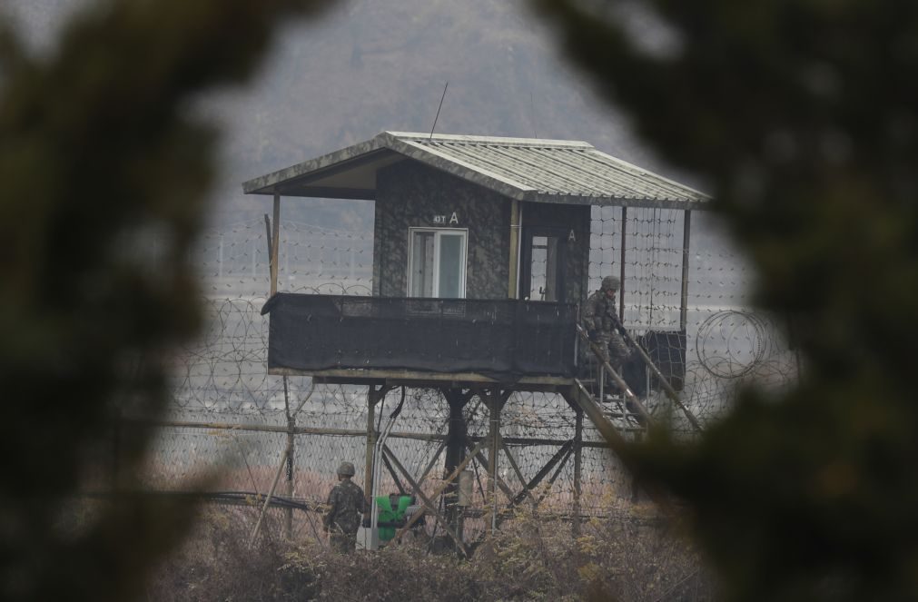 Líder da Coreia do Norte testa nova arma