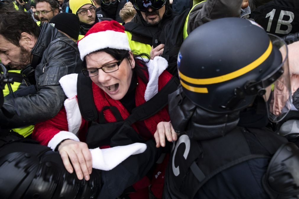 Coletes amarelos | Menos de 25.000 manifestantes hoje em França