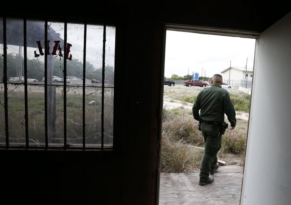 Criança migrante sob custódia dos Estados Unidos morre na noite de Natal