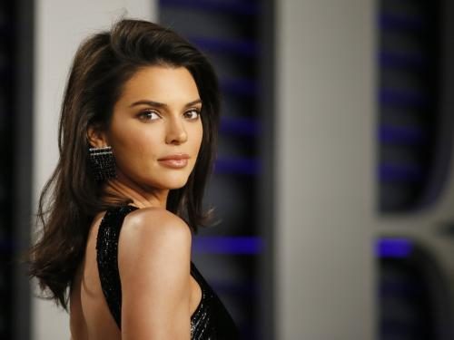 Kendall Jenner usa vestido ousado em after party