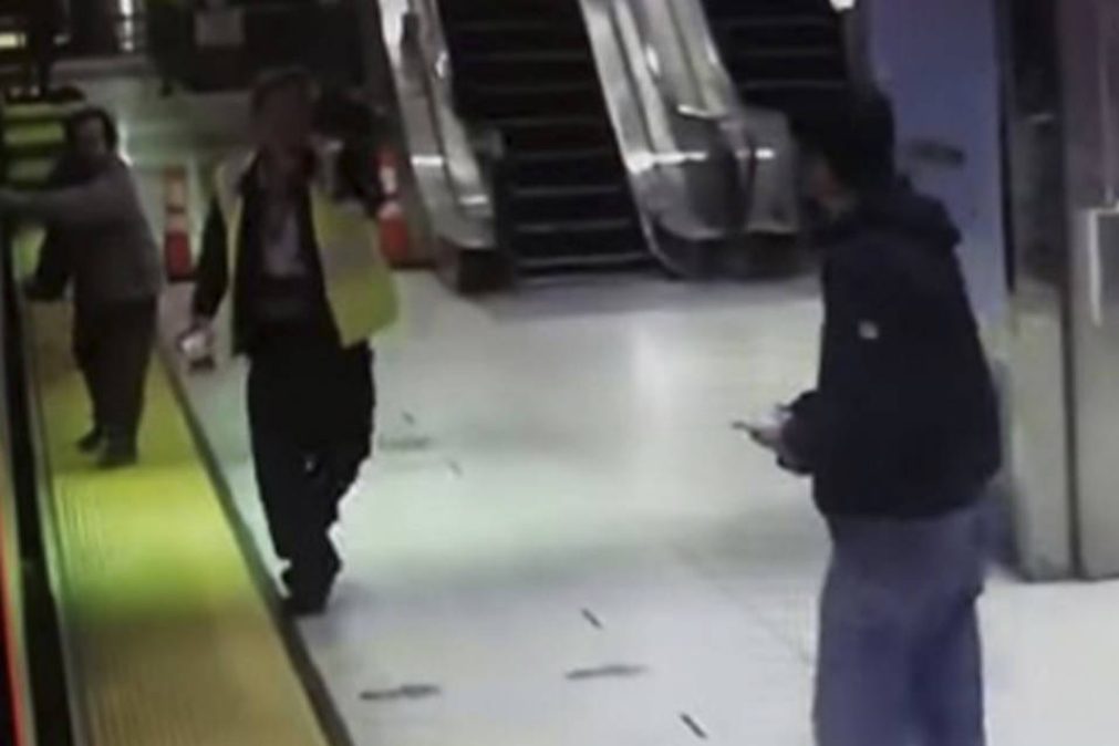 Internada com prognóstico «muito reservado» a mulher arrastada pelo metro [vídeo]