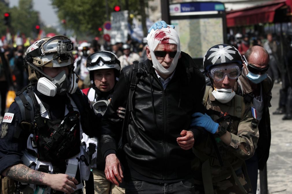 Manifestantes vestidos de negro marcam protesto do 1.º de Maio em Paris