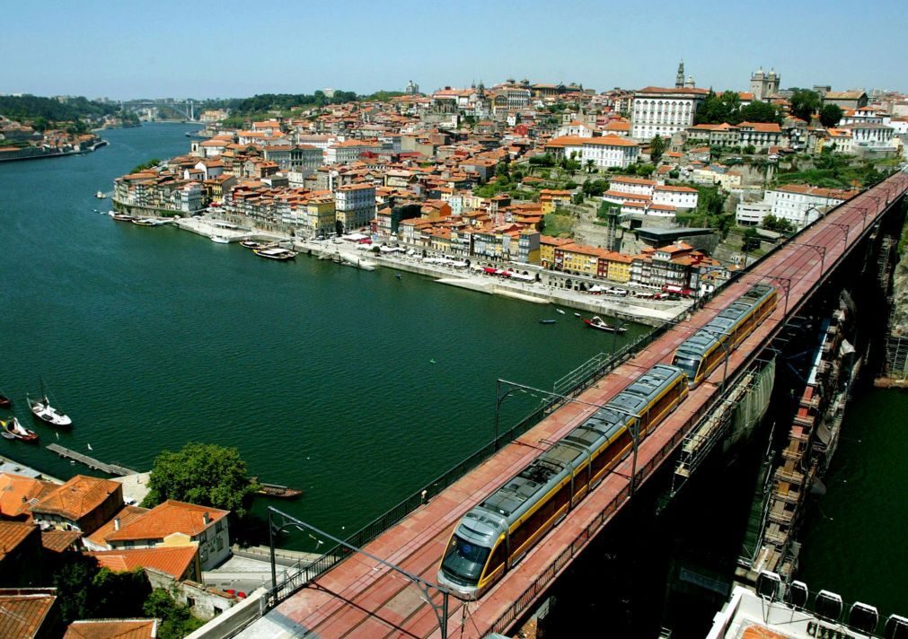 Metro sem circulação na Ponte Luís I entre Porto e Gaia a ...