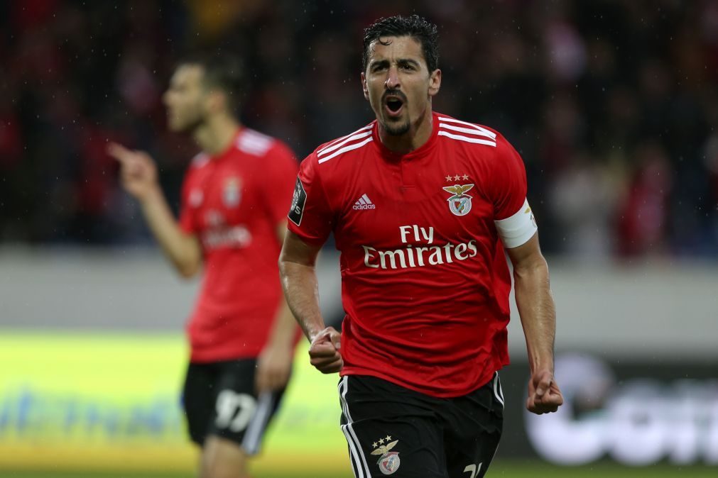 André Almeida regressa aos convocados do Benfica em dia de ...