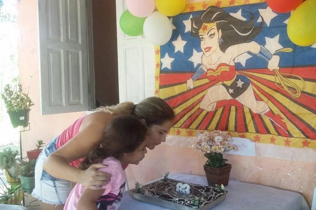 Menina deixa de comer na escola e usa mesada para oferecer festa de aniversário à mãe