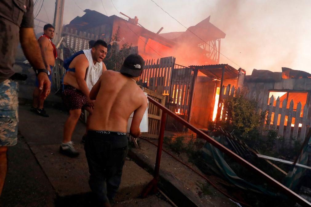 Chile | Incêndio destruiu 200 casas e deixou 2 mil pessoas sem eletricidade