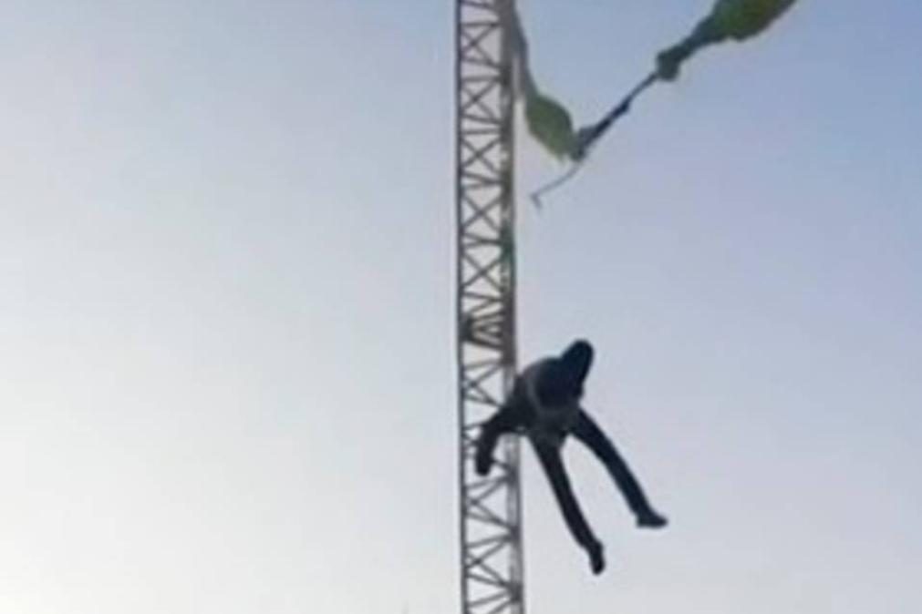 Bungee jumping falha e adolescente sofre múltiplas fraturas [vídeo]