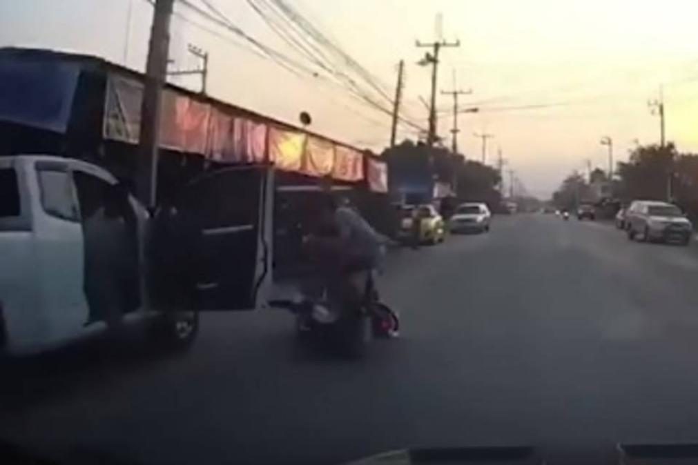 Motard derrubada e atropelada mortalmente [vídeo]