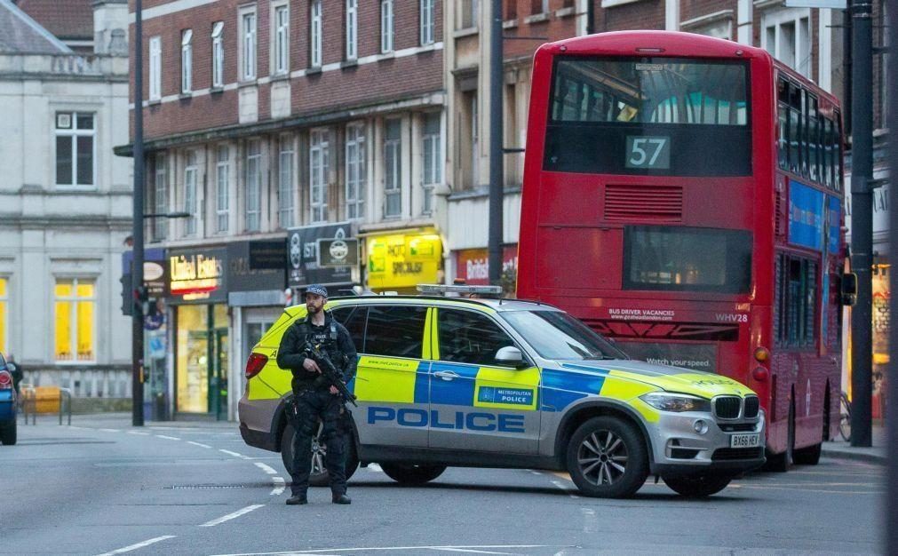 Homem esfaqueado numa mesquita em Londres. Suspeito foi detido