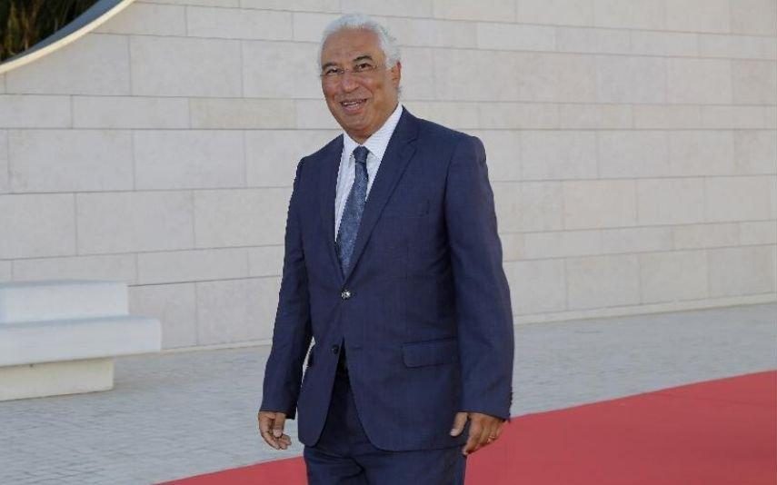 António Costa vai às compras com luvas mas leva a mão à cara