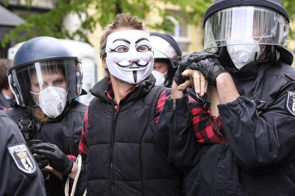 Alemanha. 1000 pessoas manifestam-se contra medidas anti-coronavirus . 100 foram presas