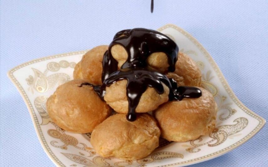 Profiteroles com Chantili e Chocolate A receita fácil e irresistível que se faz em 10 minutos