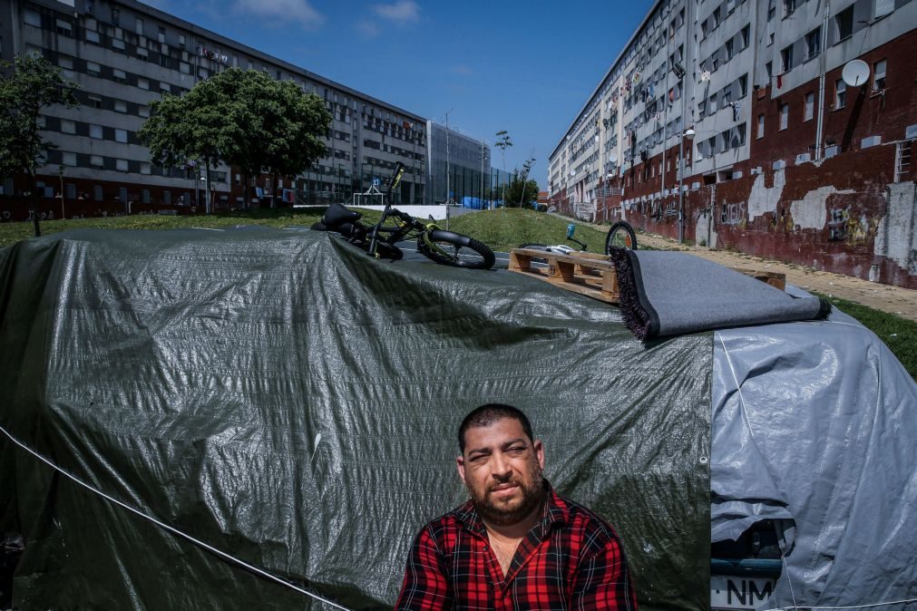 Famílias com filhos ou à espera de bebé vivem acampadas na rua à espera de casas em Lisboa