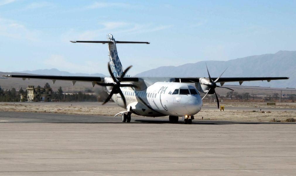 Avião com 100 pessoas a bordo despenha-se no sul do Paquistão