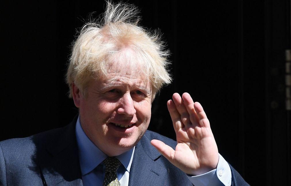 Covid-19. Boris Johnson diz que os anti-vacinas são «loucos»