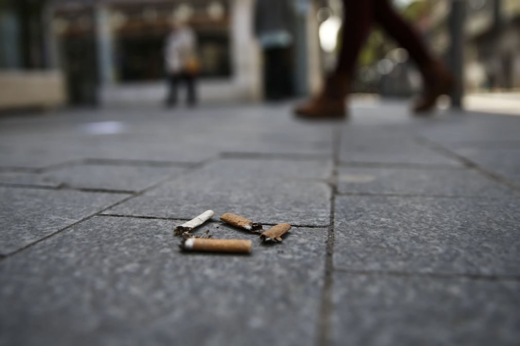 Atirar beatas de cigarros para o chão custa a partir de hoje entre 25 e 250 euros de multa