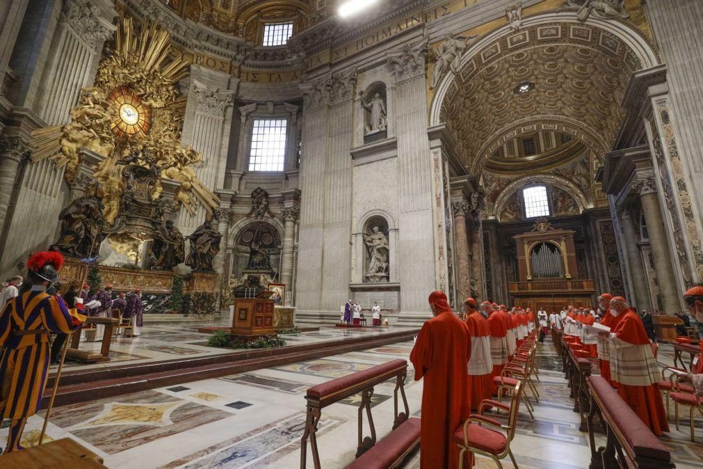 Papa Francisco alerta para o perigo da mediocridade em missa com novos cardeais