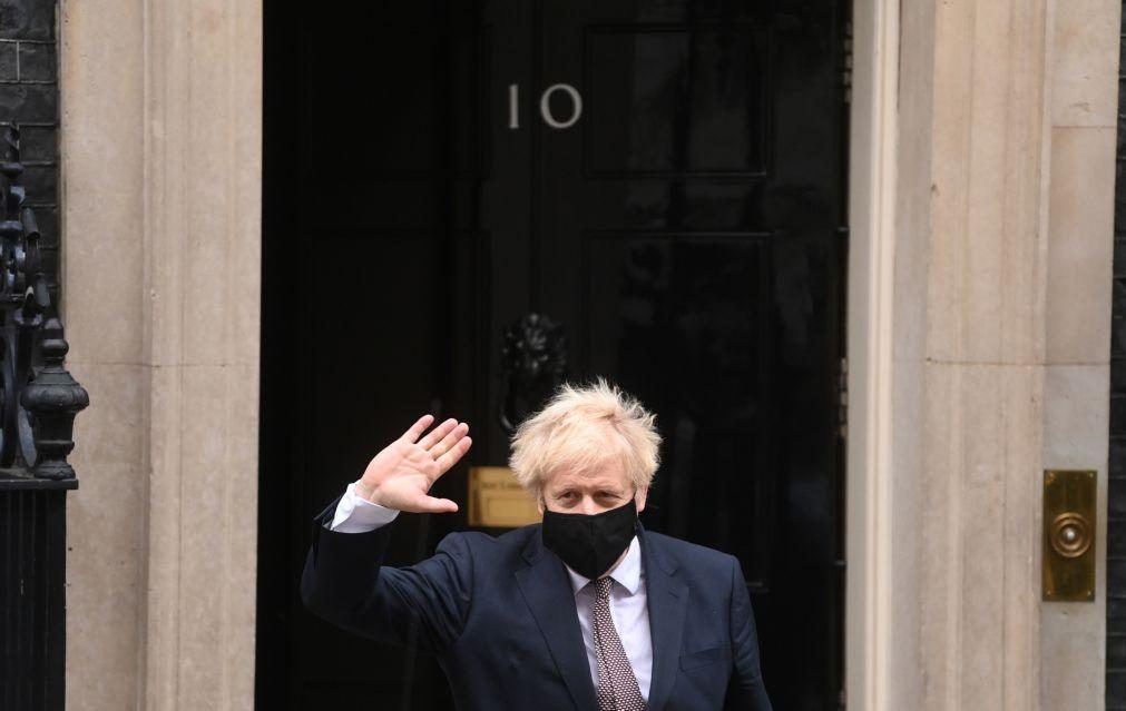Covid-19: Boris Johnson promete fim de novas medidas em fevereiro