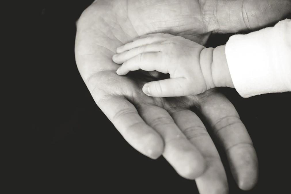 Mãe abandona recém-nascida no hospital após dar à luz