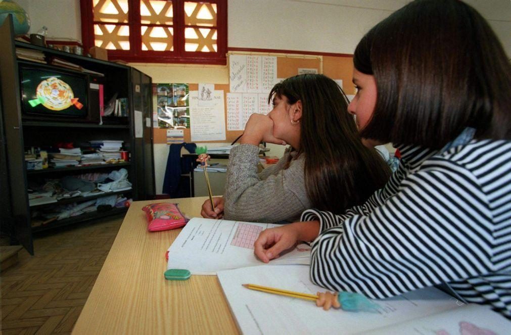 Covid-19: Diretores aceitam aulas em casa para mais velhos e pedem vacinação de profissionais