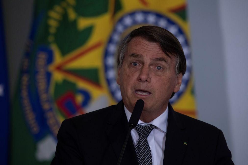 Covid-19: Bolsonaro diz que China enviará 5.400 litros de ingredientes para vacina