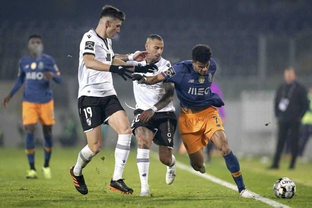 Covid-19: Vitória Guimarães com Bruno Varela e Pepelu positivos