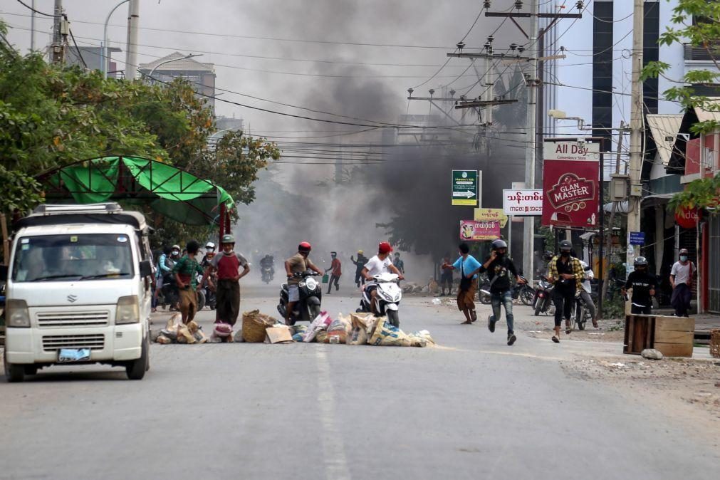 Pelo menos oito manifestantes abatidos pela polícia de Myanmar em Mandalay